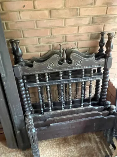 Cama de solteiro de madeira maciça torneada  PREÇO: 350,00