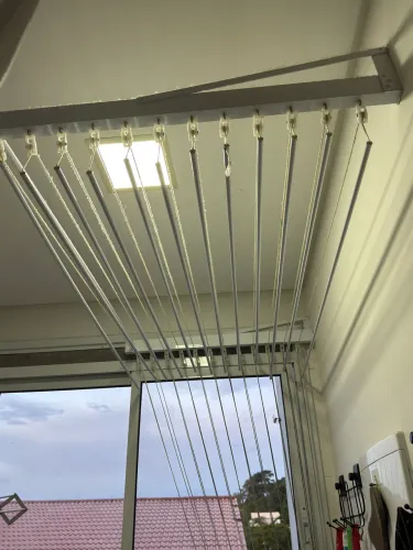 Varal fixado em parede branco
