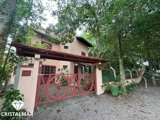 Linda Casa, Praia de Bombas, SC. Morar ou rentabilizar, ótimo investimento.