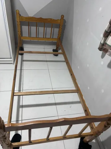 Cama de madeira retrô