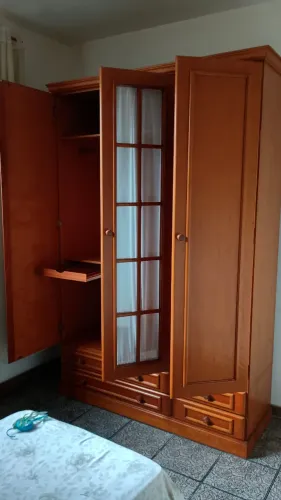 guarda roupas lindo, em madeira de lei impecável