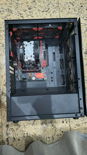 Gabinete Pichau com processador Xenon 2680 e cooler.