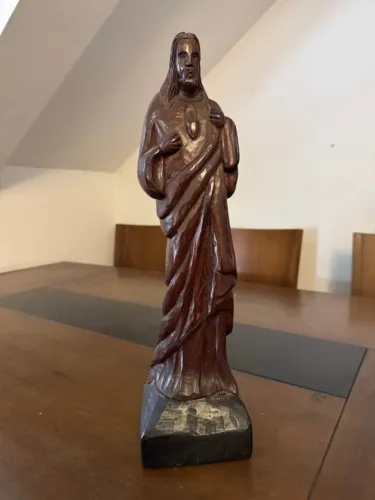 Estátua de Jesus esculpida em madeira maciça