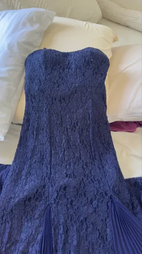 Vestido de festa rendado semi-sereia