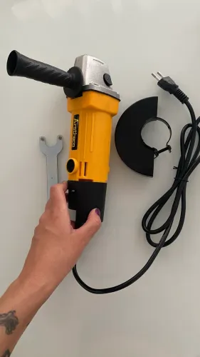 Esmerilhadeira Angular 900W R$ 200 Nova na caixa Vai com os acessórios da foto.