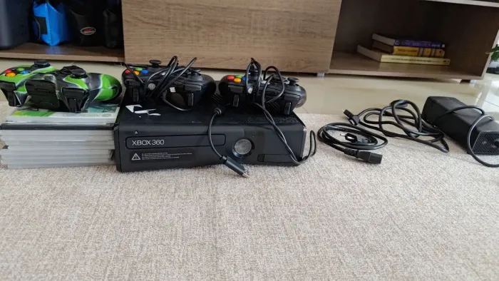 Vende Xbox 360 destravado com 3 manetes