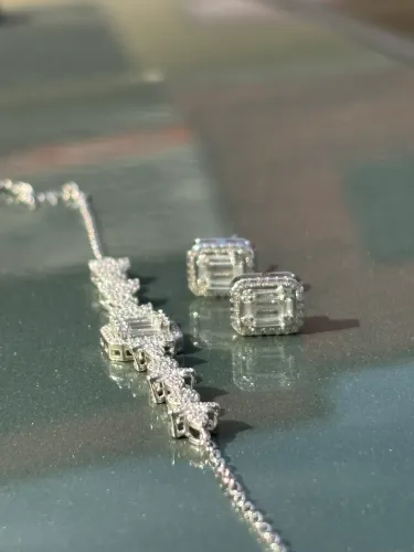 Pulseira e brinco em prata articulada cravejada com zircônia brancas