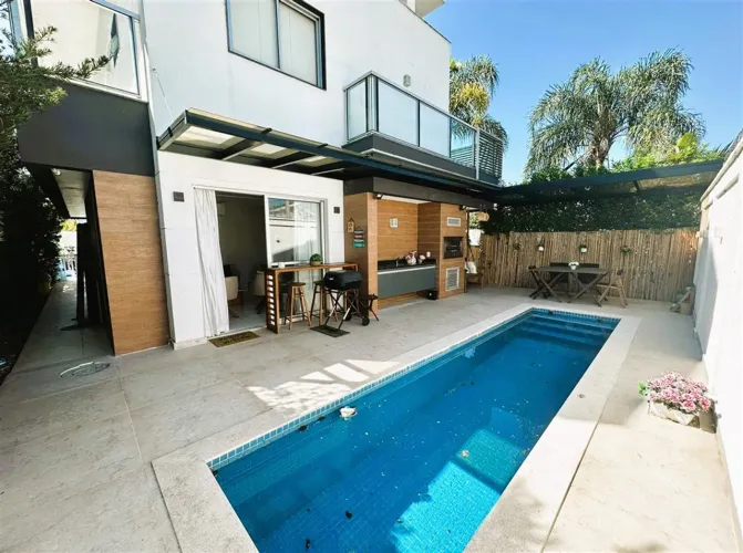 Casa duplex de 5 suites com piscina e área gourmet no Recreio dos Bandeirantes