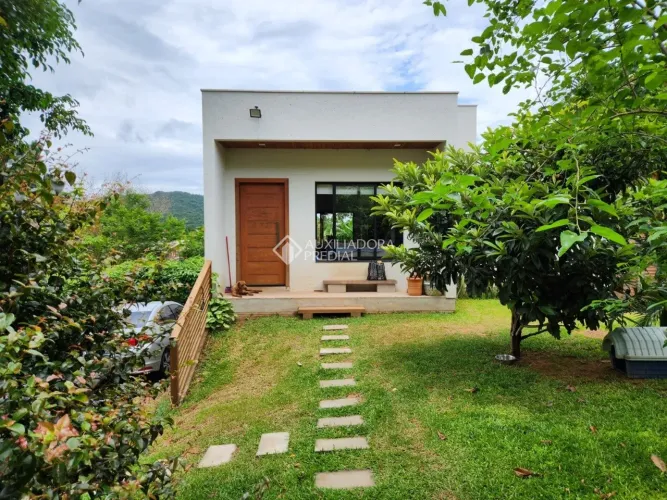 Casa à venda nos Açores com terreno amplo de 395 m²