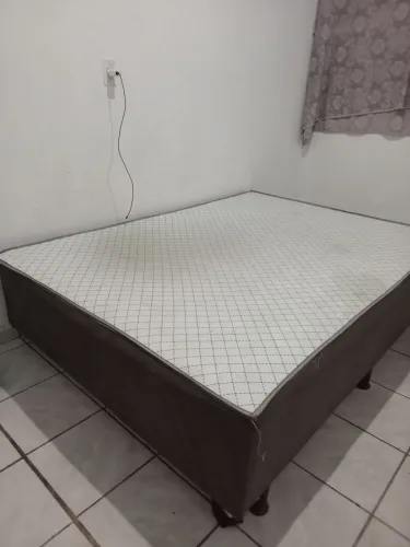 Cama ortopédica um mês de uso, pouco suja porque não usava lençol.