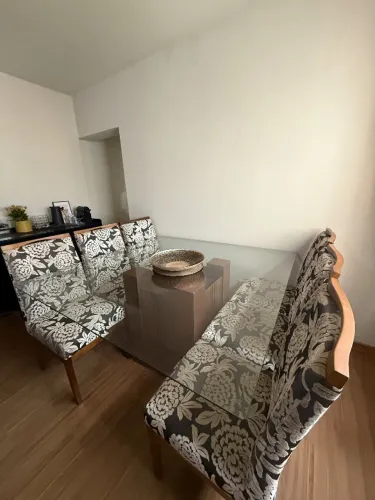 Mesa de Jantar com tampo em vidro 150x150, com 6 cadeiras em madeira maciça