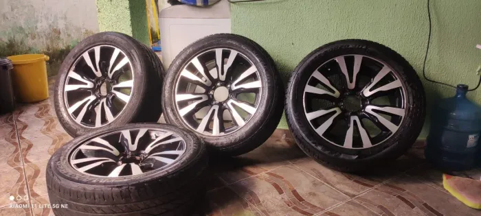 Aros 20 em ótimo estado com 4 pneu com 4meses de uso, seminovos!