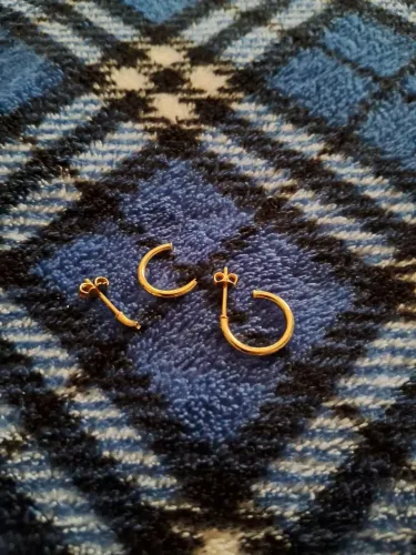 Vendo brinco argola 18 k usada só que quebrou uma delas