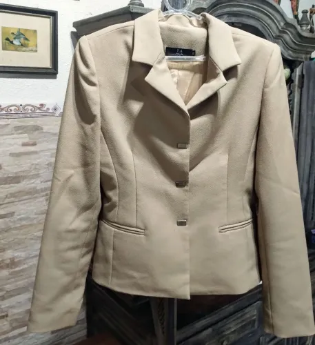 Delicado Blazer feminino curto P/38 Spencer cor cáqui/marrom claro leia medidas descrição 