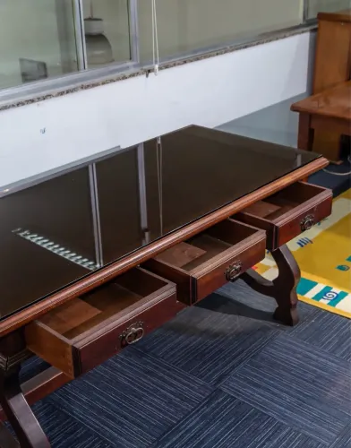 Mesa de Escritório estilo Imperial, feita de Madeira Maciça Nobre