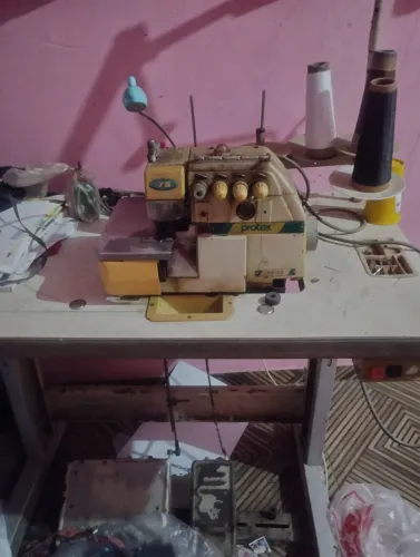 Máquina industrial overloque