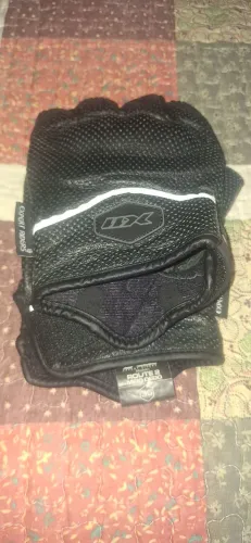 Luva X11 meio dedo zerada. Usada três vezes.