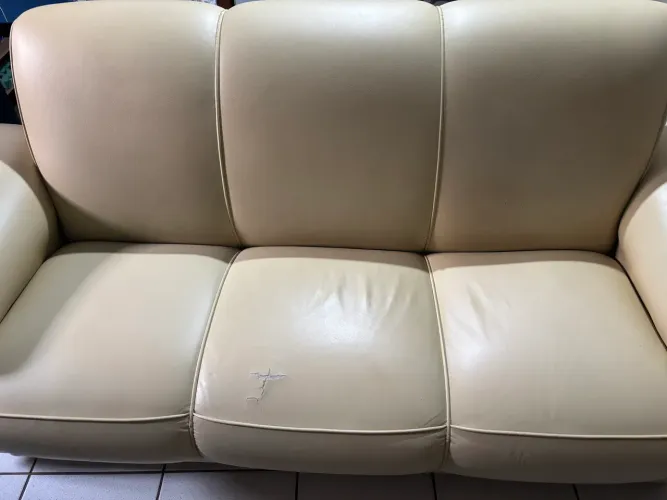 Sofá três lugares bege 