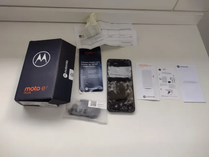 Moto E7 plus com caixa e fone de ouvido,tela quebrada 