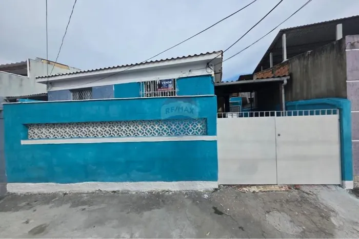 Casa de frente em Bento Ribeiro, com garagem!
