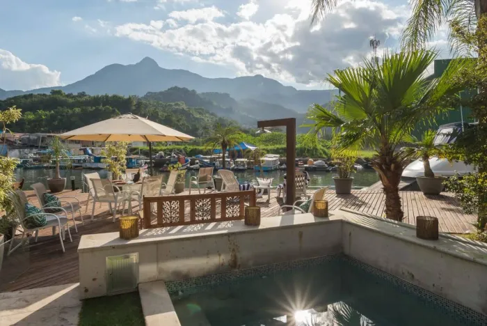 Linda casa porteira fechada em condomínio em Angra dos Reis/RJ