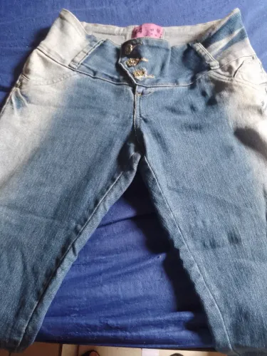 Vendo uma calça jeans feminina usada