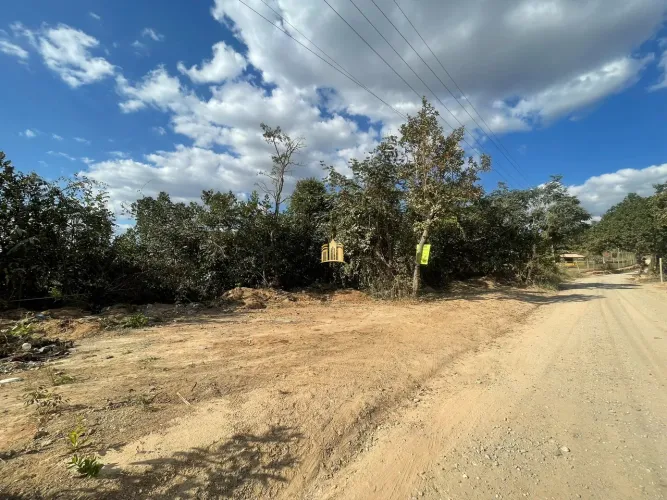 Oportunidade Imperdível: Aceita veículo como parte pgto Área de 3.000m² à Venda em Taquara