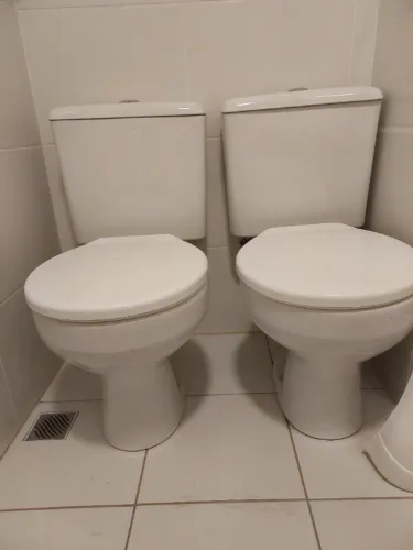 02 unidades de vaso cor Branco e pedra verde Ubatuba medindo mais ou menos 1 metro
