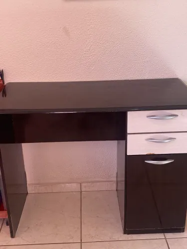 Escrivaninha com cadeira