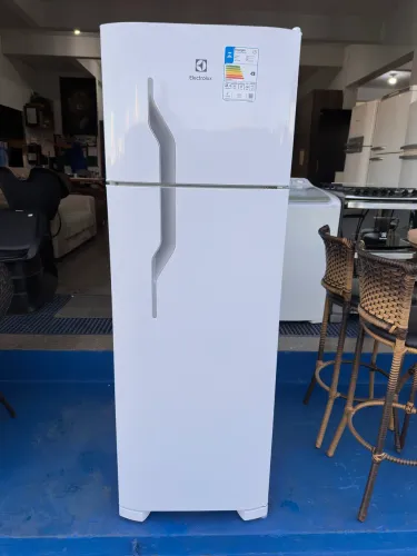 Geladeira Electrolux Duplex com 260 litros de capacidade semi-nova