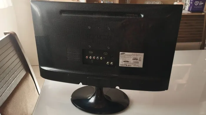 Tv Samsung 24 polegadas LED<br><br>Acompanha:<br><br>- Cabo HDMI<br>- Fonte original