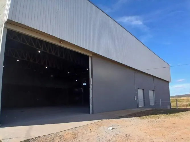 Galpão novo no bairro Santo Antônio com 1000m², 2 banheiros e escritório para locação.