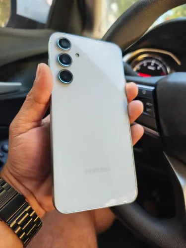 Samsung a55 branco impecável/aceito trocas e ofertas, desde que seja justa.