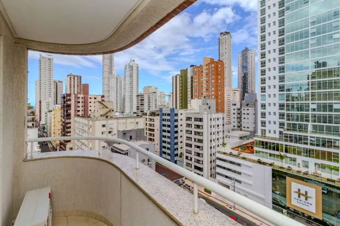 Apartamento a venda 1 Suíte + 2 Demi-suítes Rua Reta ao Mar Centro BC