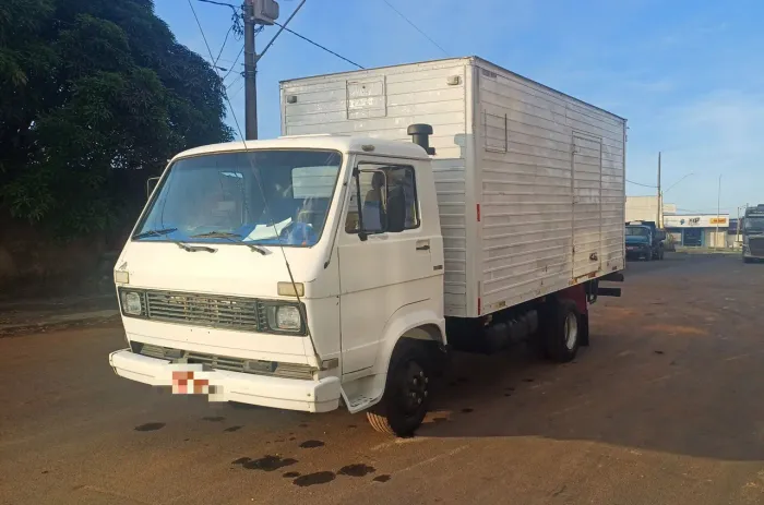 7.90s 1993 baú 5 metros 