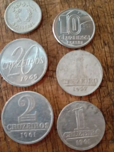 Vende-se moedas antigas tem várias