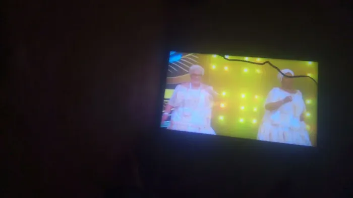 Tv Samsung Q50Q60T 50 polegadas tela trincada e algumas linhas na tela para aproveitar pec