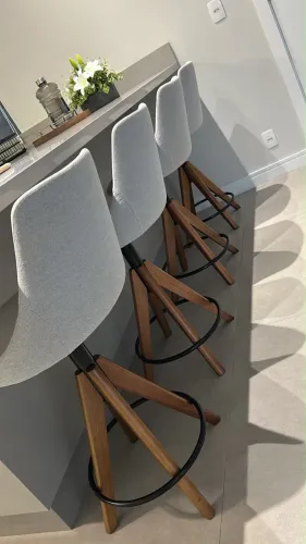 Quatro Banquetas giratórias; cor cinza, ótimo estado