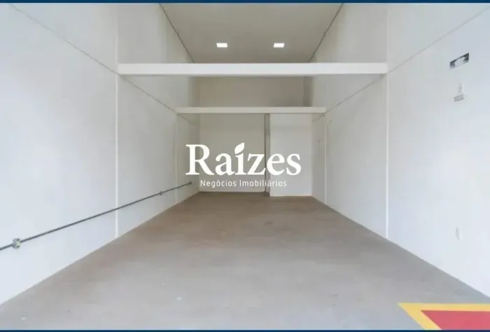 Loja de 77m² em Galeria de Esquina com Estacionamento Frontal e Habite-se