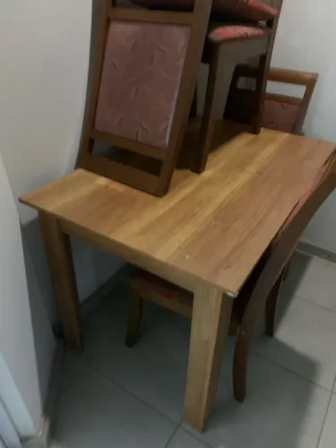 Vendo mesa de madeira 4 lugares com cadeiras melhores que as originais 