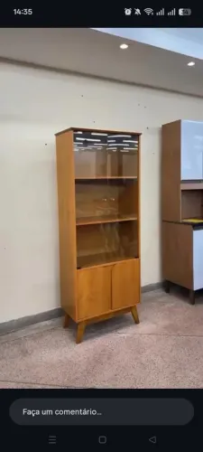 Com portas de vidro cristaleira