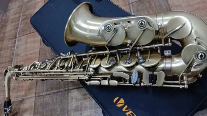 SAX ALTO NOVO NA CAIXA .
