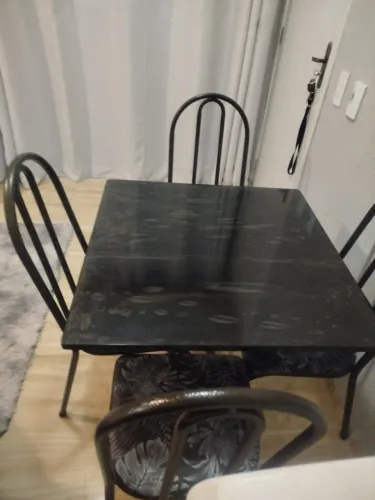 Vendo mesa de 4 cadeiras, semi nova