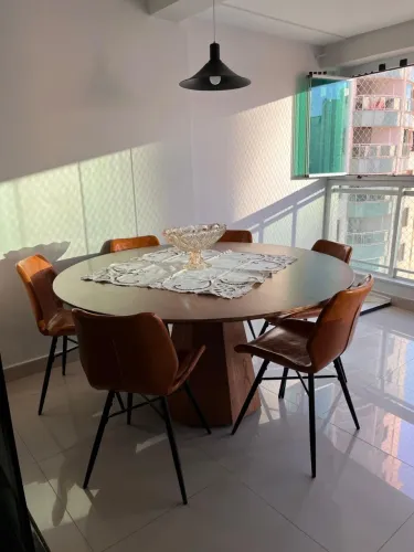 Conjunto mesa em madeira e 6 cadeiras em courino