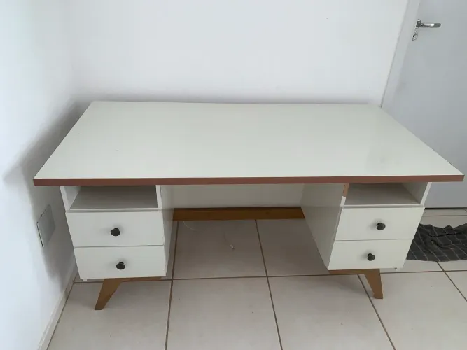 Escrivaninha Ananda CabeCasa 150cm Branca - 4 Gavetas e Pés Retrô (Excelente Estado)
