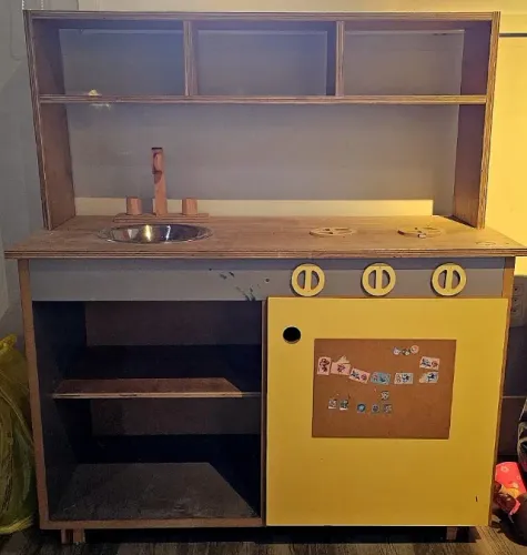 Cozinha infantil de madeira montessoriano
