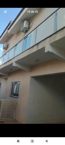 Troco lindo sobrado por casa com quintal amplo