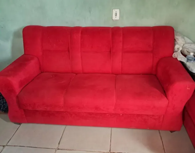Vendo sofá 3 lugares. Suede vermelho. R$ 245,00.