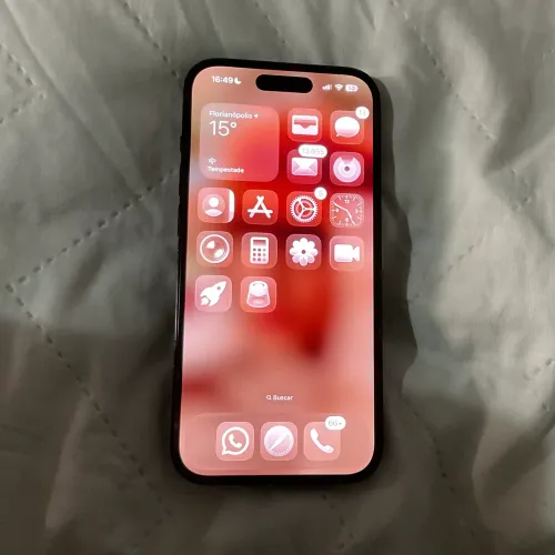 Iphone 14 PRO com fone de ouvido