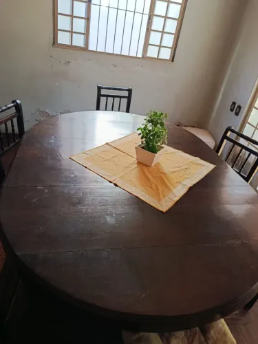 Mesa com 11 cadeiras. Madeira maciça